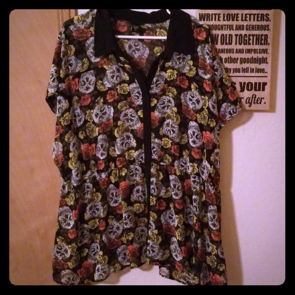 Torrid chiffon skull button down sz 4
